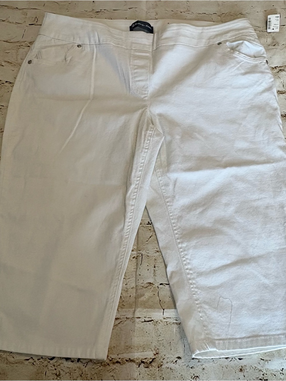 Reitmans White Cropped Jeans Fits small IMO
